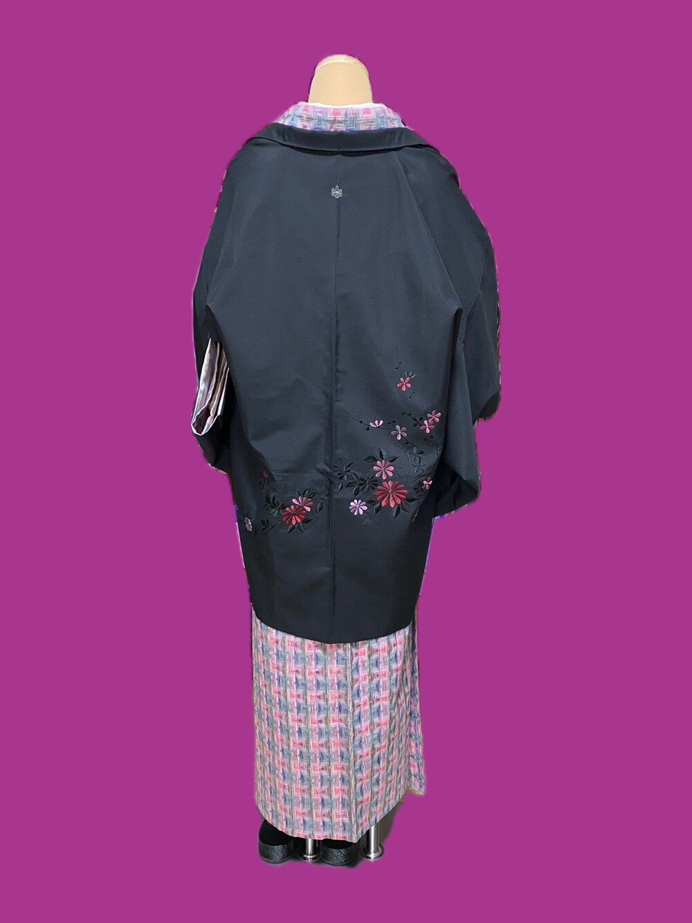 ブラック系のスーツジャケット、ブラック系のハンチング/ベレー帽、ピンク系の着物を着用したレディースの冬コーディネートの4枚目の写真