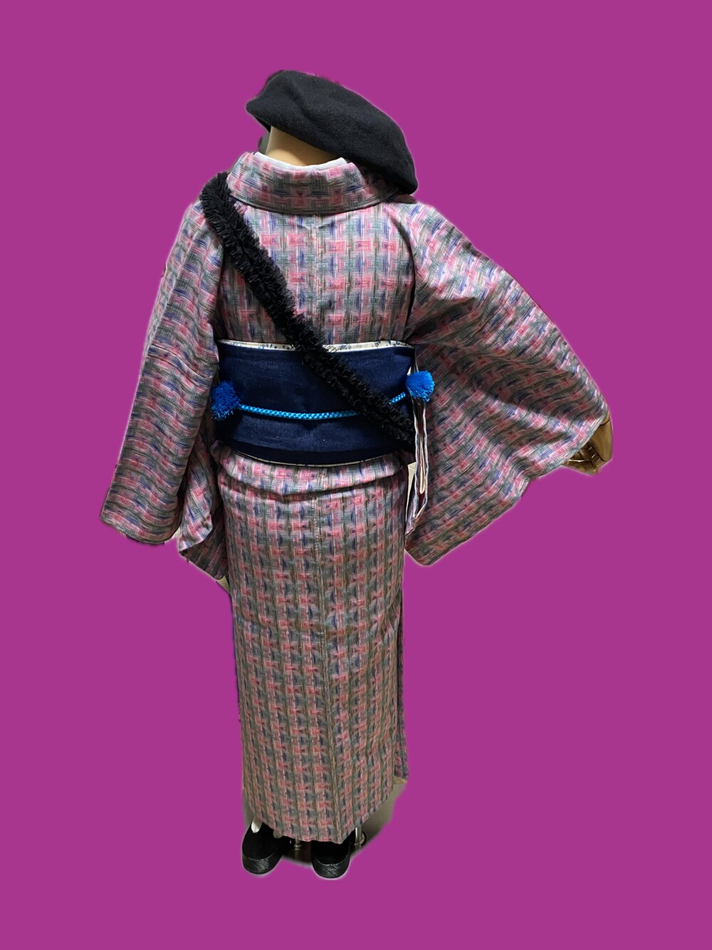 ブラック系のスーツジャケット、ブラック系のハンチング/ベレー帽、ピンク系の着物を着用したレディースの冬コーディネートの2枚目の写真