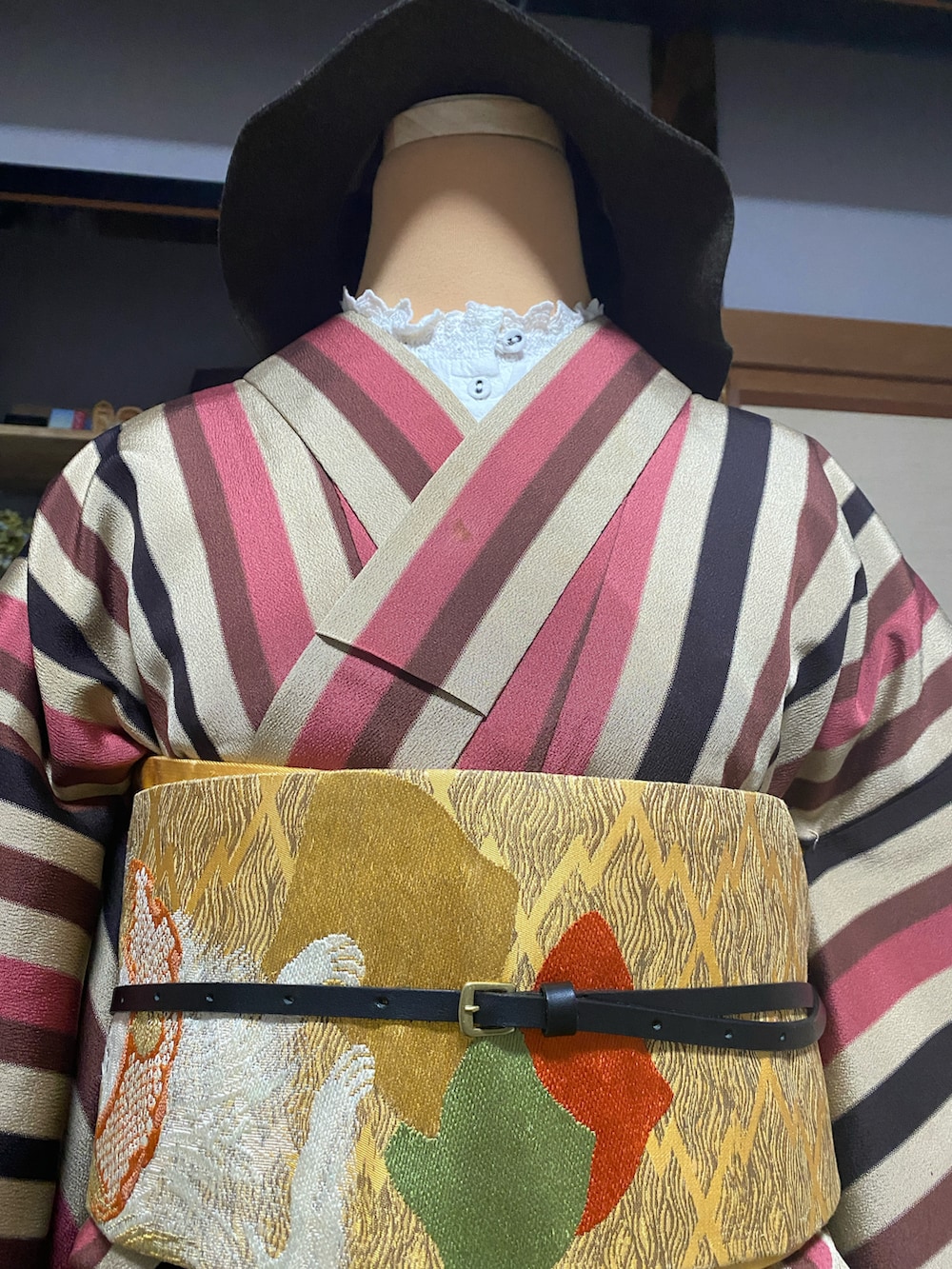 ホワイト系のシャツ/ブラウス、ベージュ系の着物、ゴールド系の和装小物を着用したレディースの春コーディネートの3枚目の写真