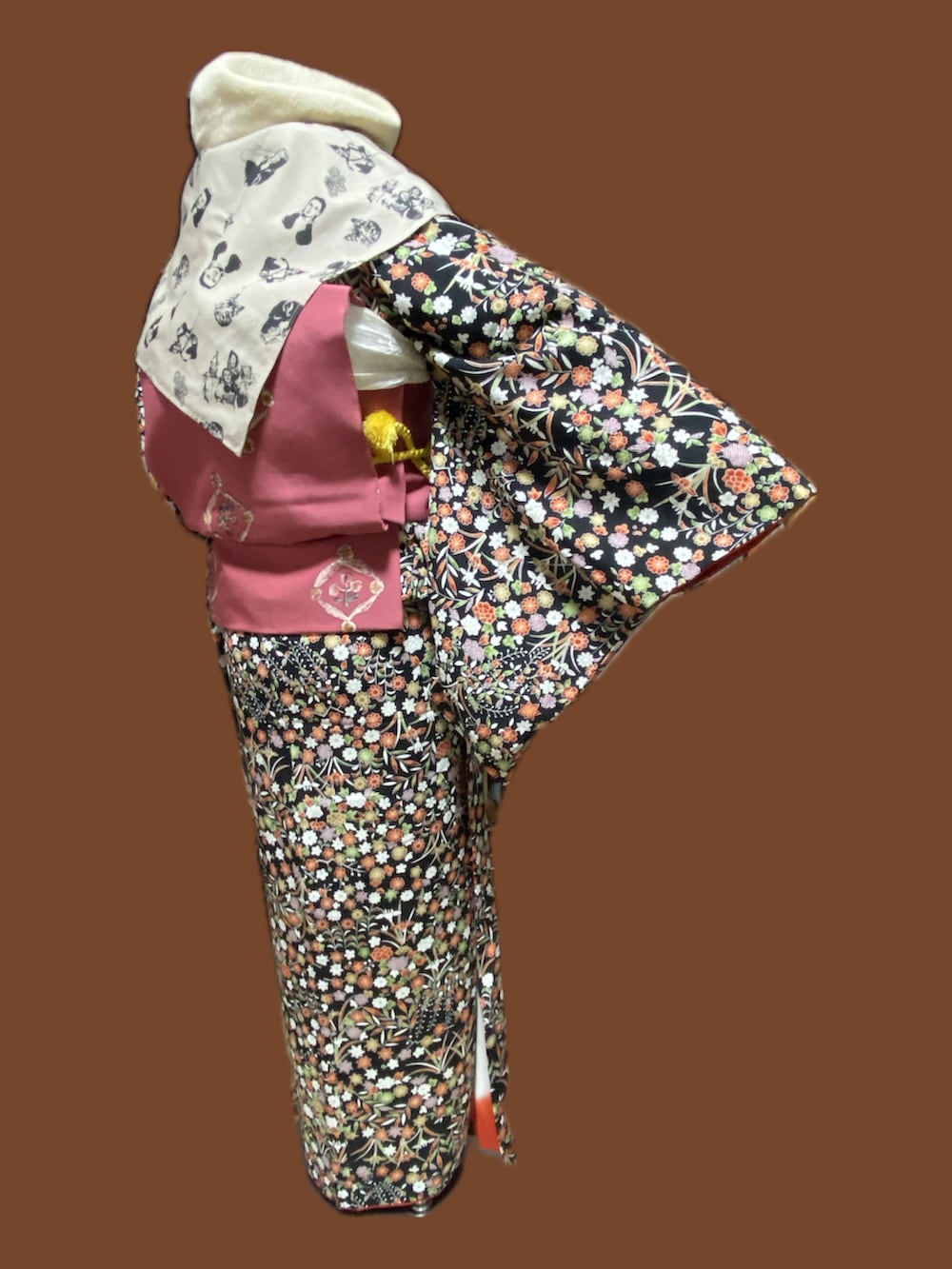 ブラック系の着物、ピンク系のベルト、ベージュ系のストール/ショールを着用したレディースの春コーディネートの2枚目の写真