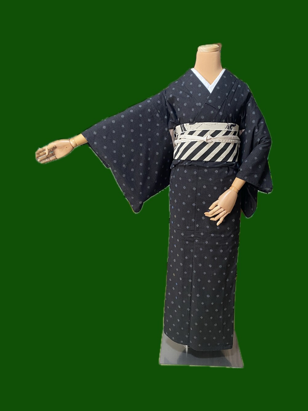 ブラック系の着物、ホワイト系の和装小物、ホワイト系の付け襟を着用したレディースの冬コーディネートの2枚目の写真