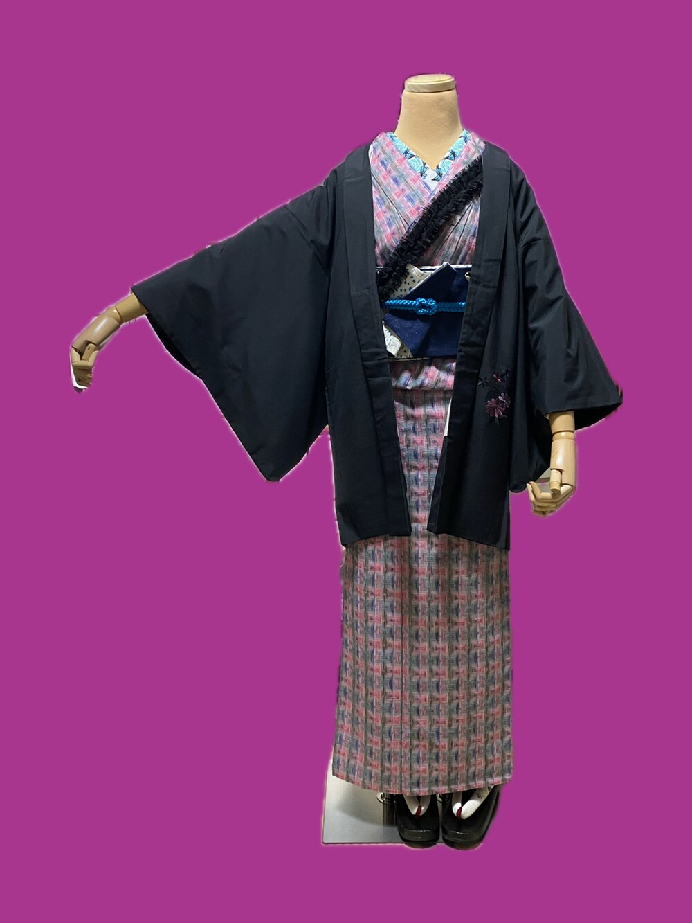 ブラック系のスーツジャケット、ブラック系のハンチング/ベレー帽、ピンク系の着物を着用したレディースの冬コーディネートの3枚目の写真