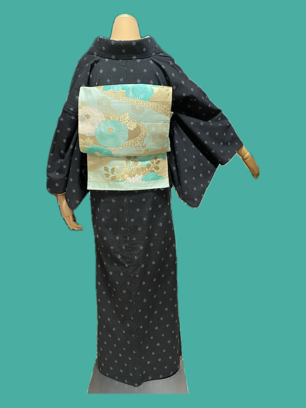 グレー系のベスト、ブラック系の着物、グリーン系のベルトを着用したレディースの春コーディネートの3枚目の写真