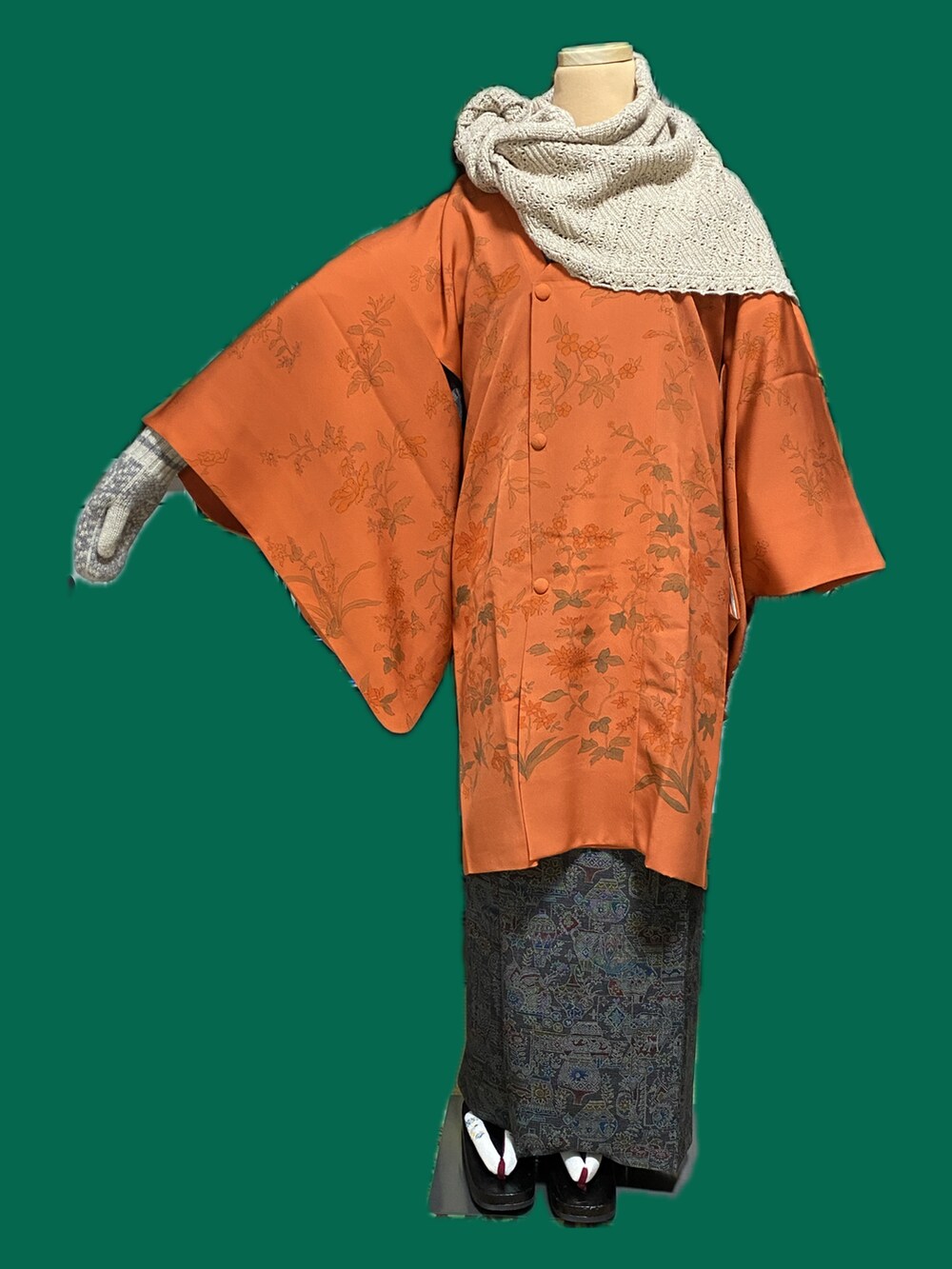 オレンジ系のノーカラージャケット、ブラック系の着物、ピンク系のベルトを着用したレディースの冬コーディネートの2枚目の写真