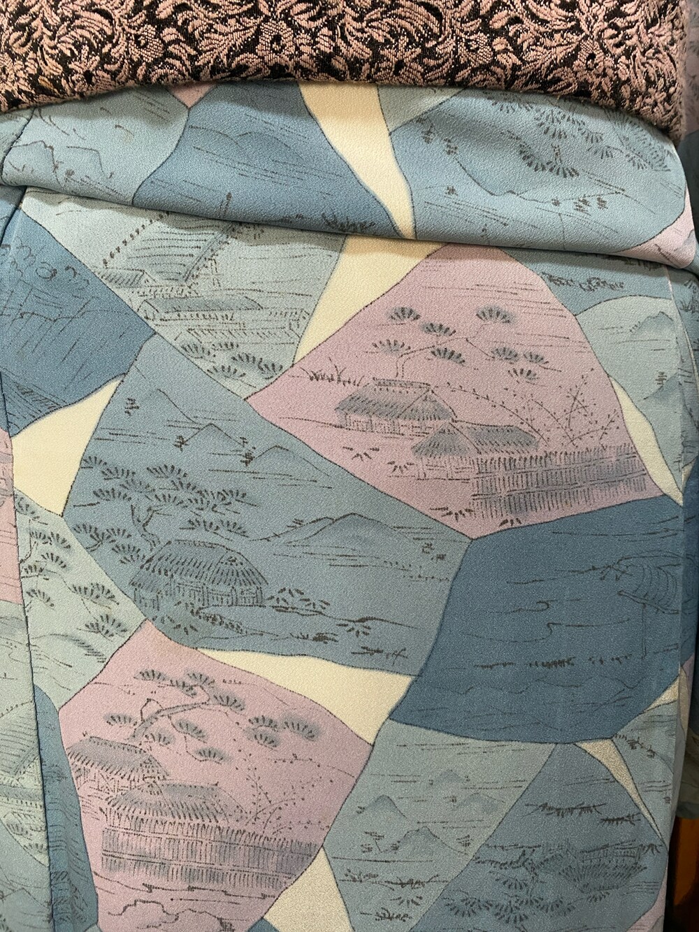 ブラック系のブーツ、ピンク系のノーカラージャケット、ホワイト系のTシャツ/カットソーを着用したレディースの冬コーディネートの3枚目の写真