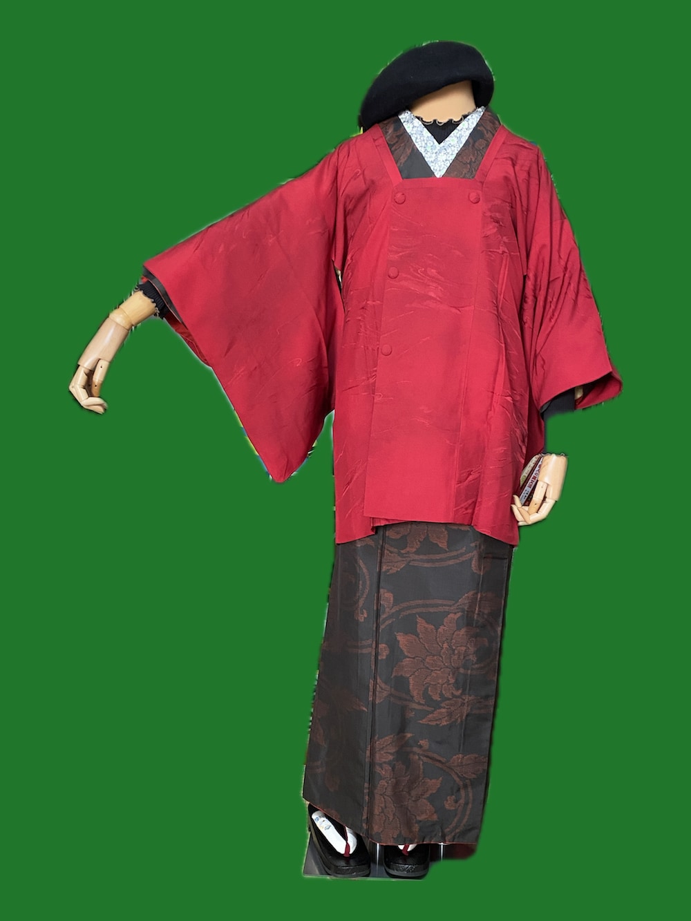 レッド系のノーカラージャケット、ブラック系のTシャツ/カットソー、ブラック系の着物を着用したレディースの冬コーディネートの2枚目の写真