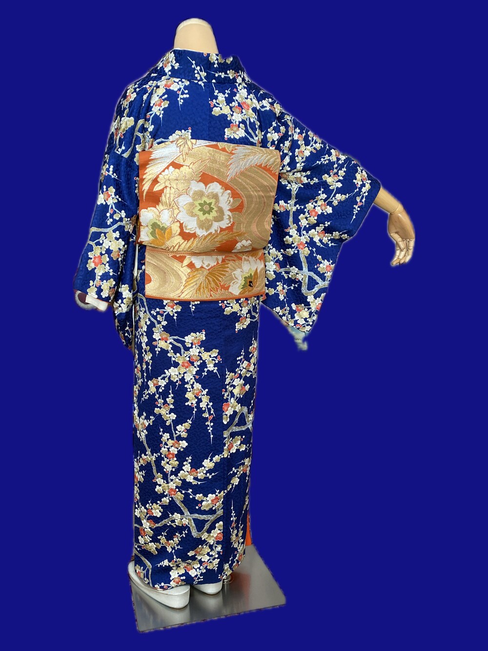 レッド系のノーカラージャケット、ブルー系の着物、オレンジ系のベルトを着用したレディースの冬コーディネートの5枚目の写真