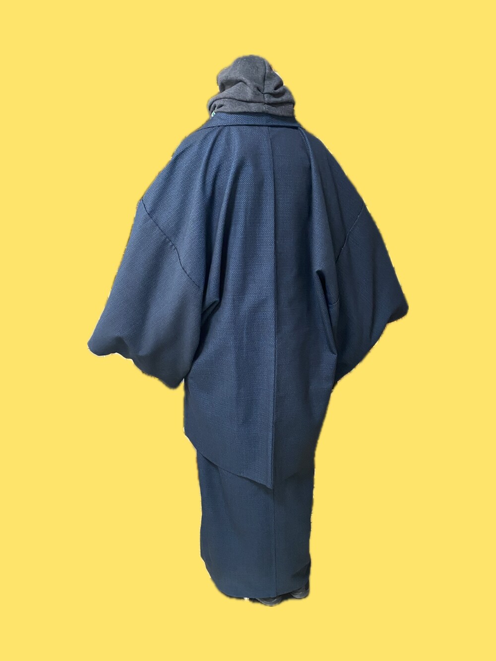 ブルー系のノーカラージャケット、ブラック系のスニーカー、ブラウン系のファッション雑貨を着用したレディースの冬コーディネートの2枚目の写真