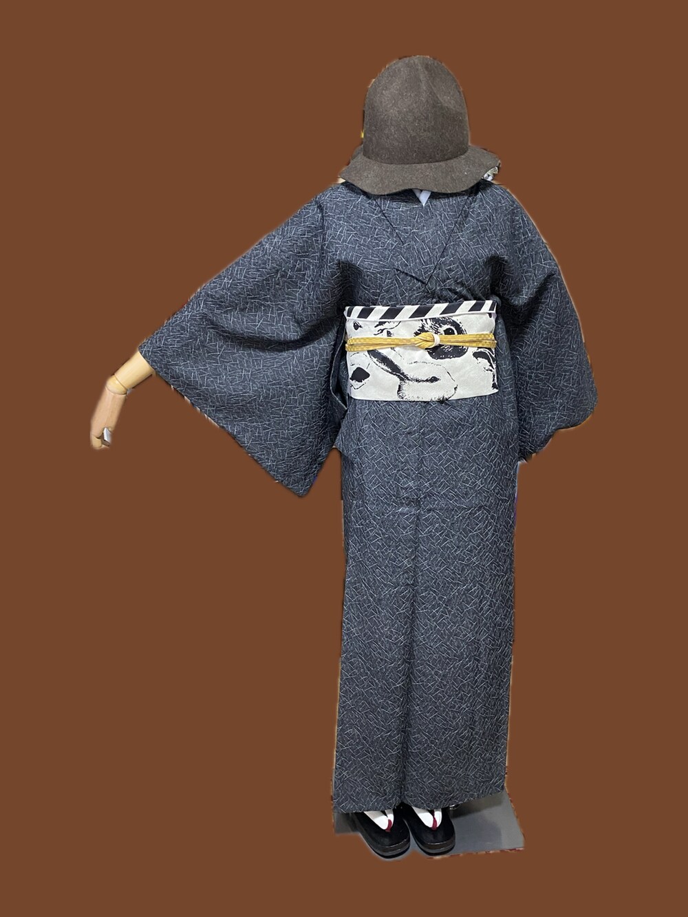 ブルー系のノーカラージャケット、ブラウン系のハット、グレー系の着物を着用したレディースの冬コーディネートの2枚目の写真