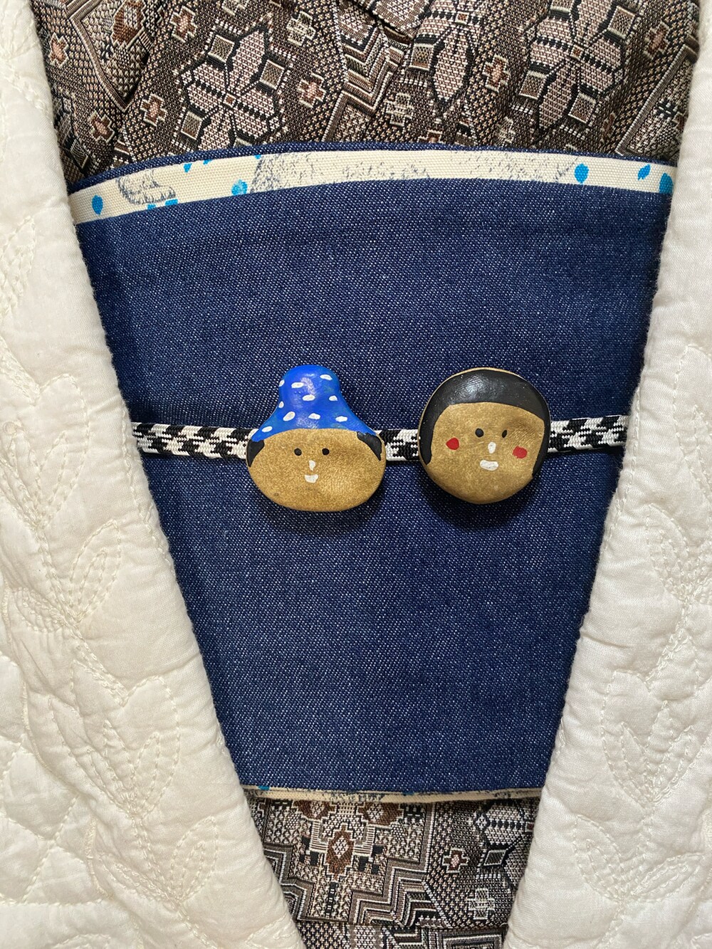 ホワイト系のベスト、ブラウン系の着物、ブラック系の付け襟を着用したレディースの冬コーディネートの2枚目の写真