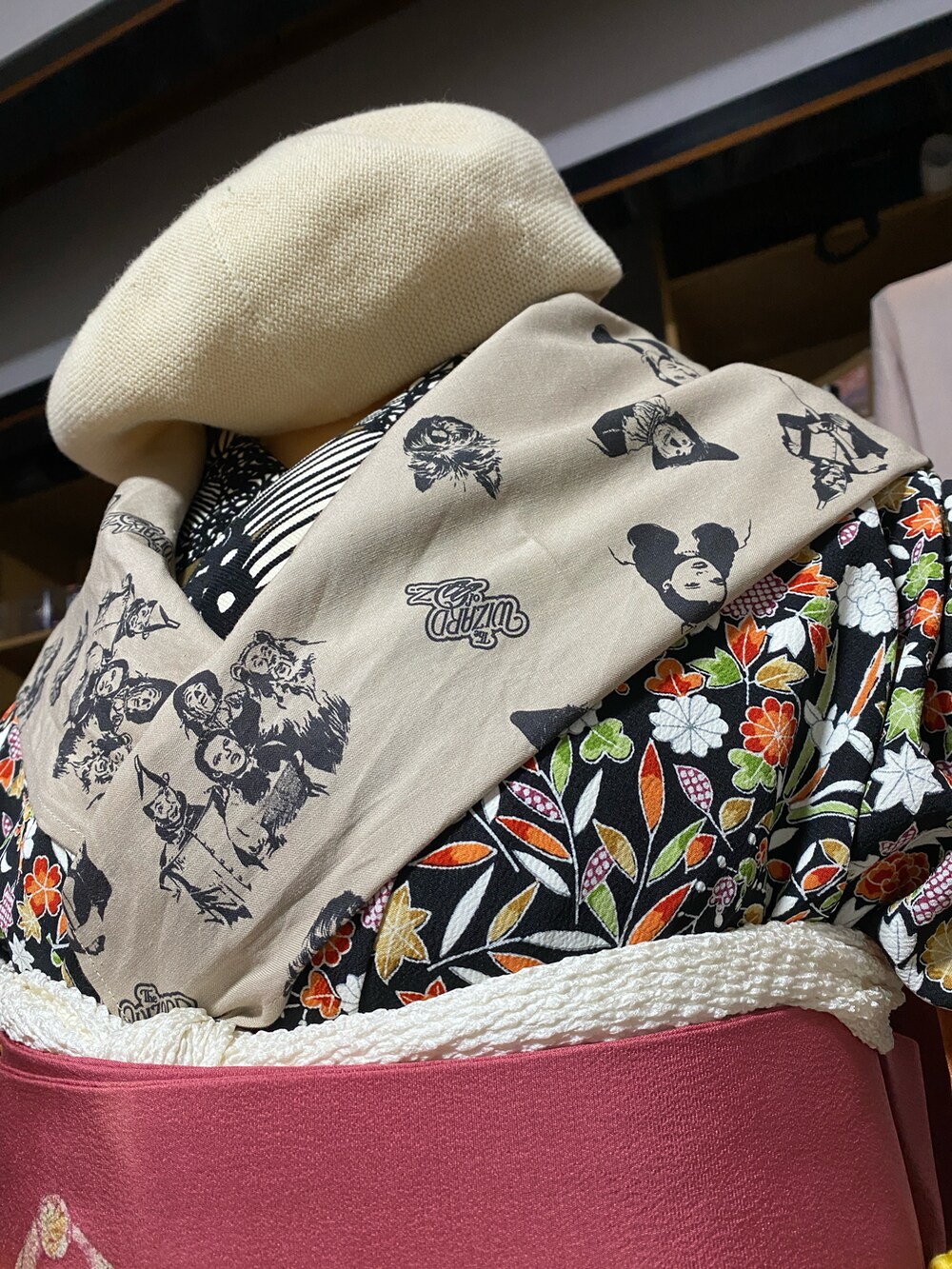 ブラック系の着物、ピンク系のベルト、ベージュ系のストール/ショールを着用したレディースの春コーディネートの3枚目の写真