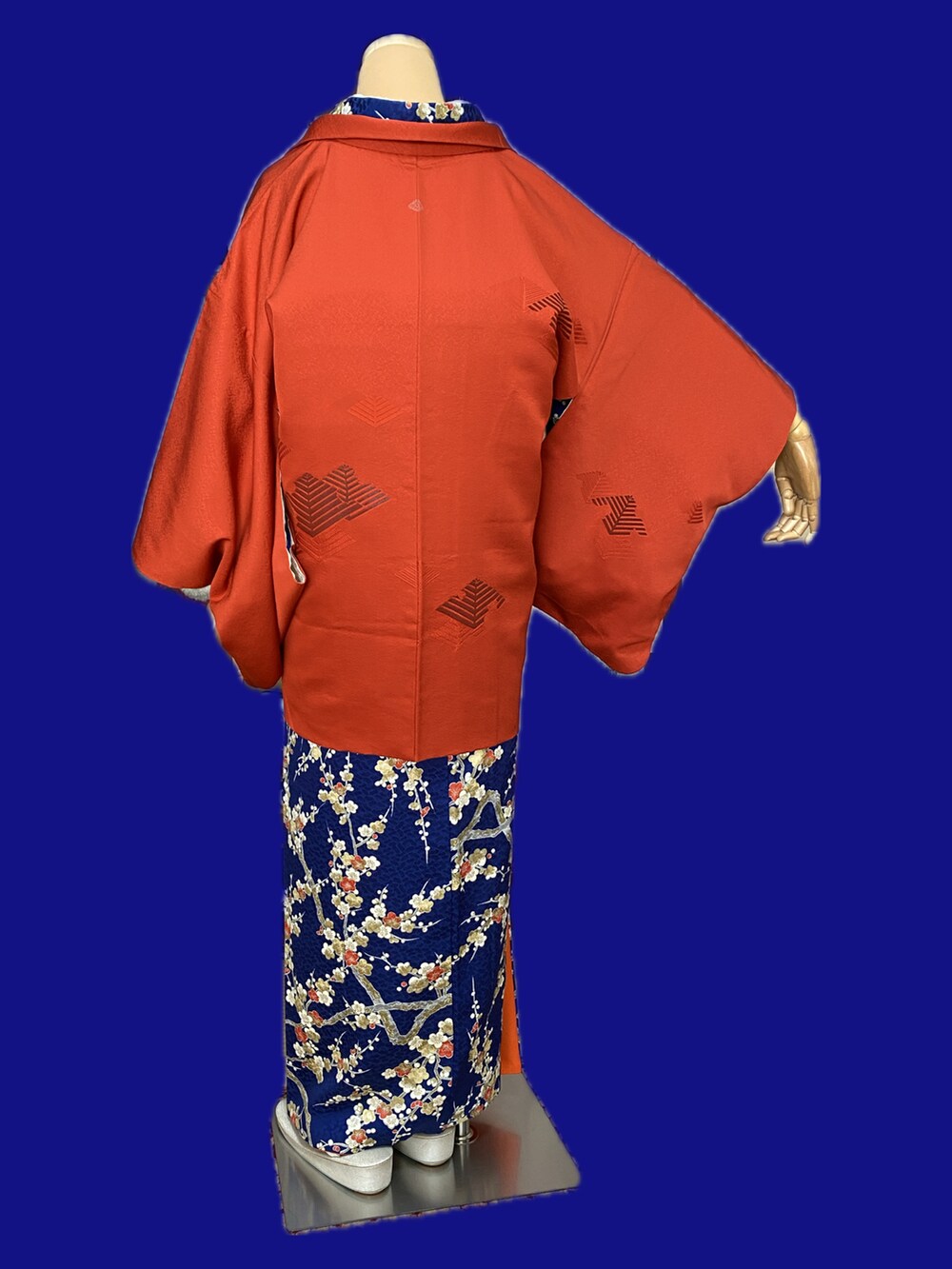 レッド系のノーカラージャケット、ブルー系の着物、オレンジ系のベルトを着用したレディースの冬コーディネートの2枚目の写真