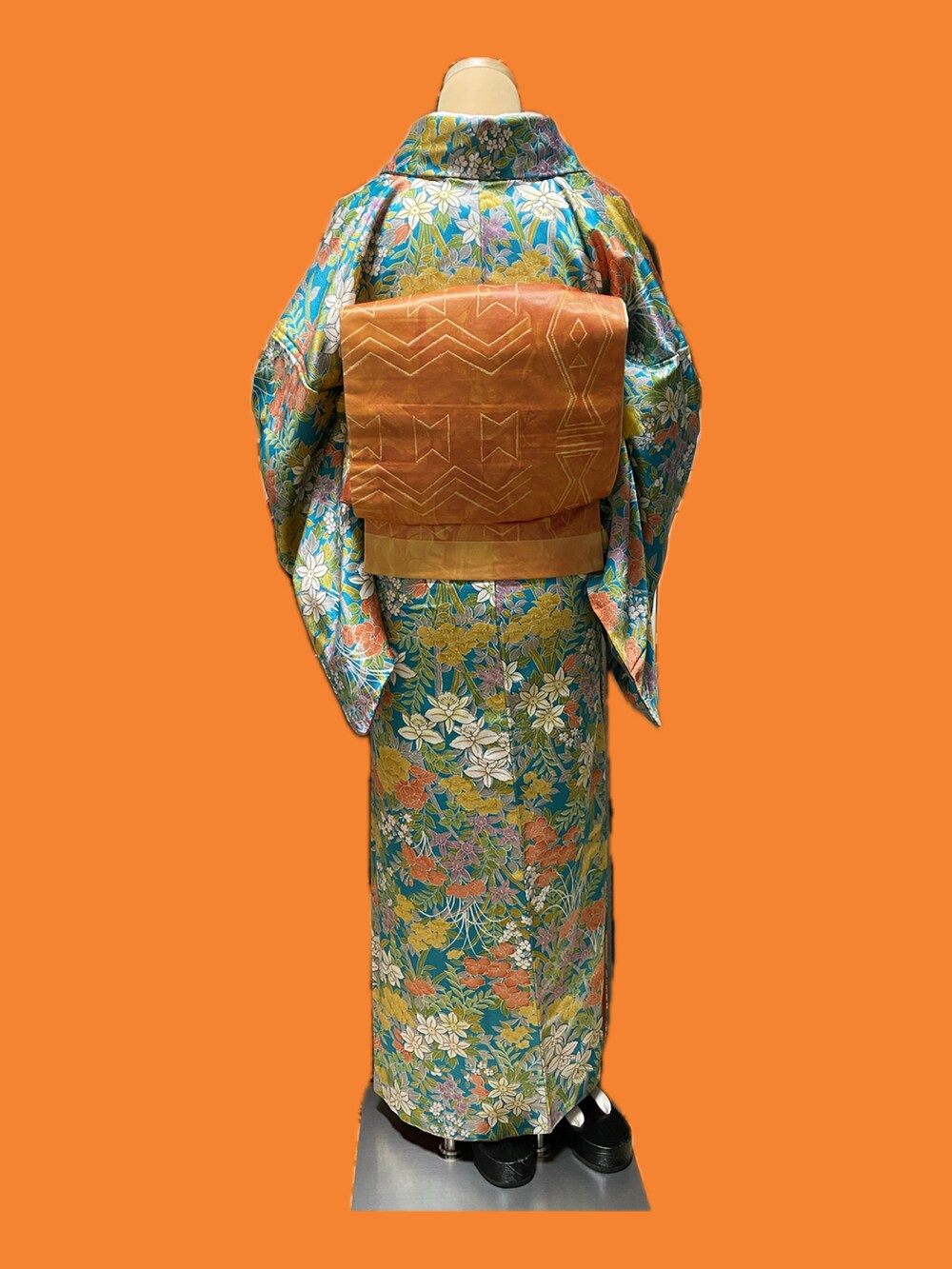 ブラウン系のベルト、グリーン系の着物、ホワイト系の付け襟を着用したレディースの冬コーディネートの2枚目の写真