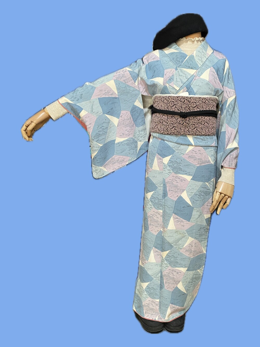 ブラック系のブーツ、ピンク系のノーカラージャケット、ホワイト系のTシャツ/カットソーを着用したレディースの冬コーディネートの2枚目の写真