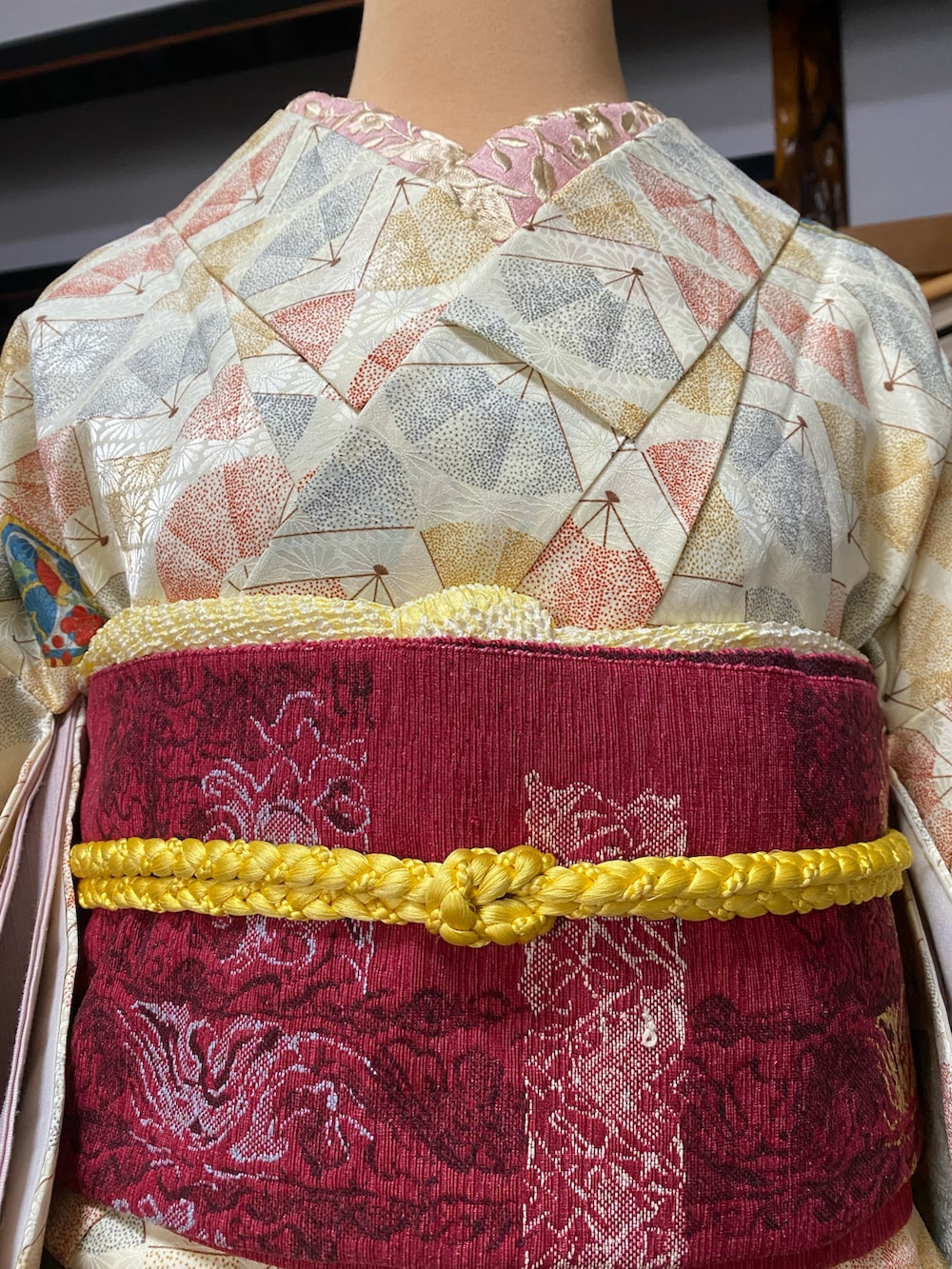 ホワイト系の着物、レッド系のベルト、ピンク系の付け襟を着用したレディースの春コーディネートの3枚目の写真