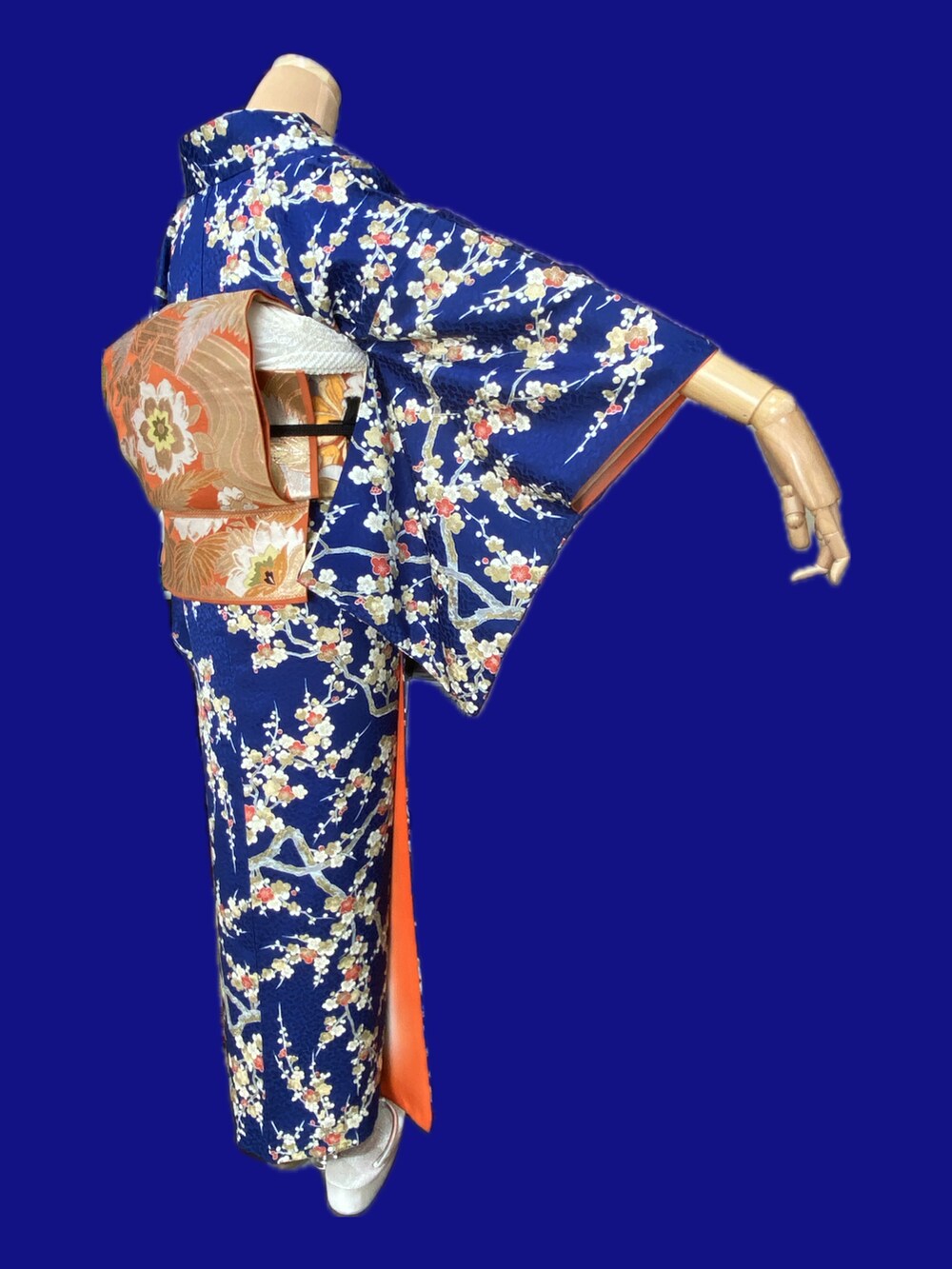 レッド系のノーカラージャケット、ブルー系の着物、オレンジ系のベルトを着用したレディースの冬コーディネートの4枚目の写真