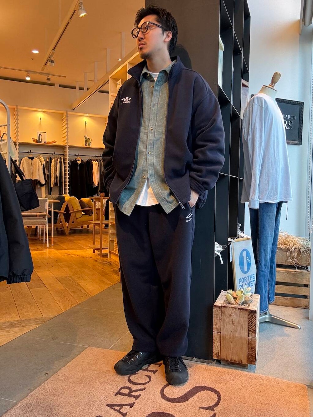 ブルー系のその他アウター、ブルー系のその他パンツ、グリーン系のシャツ/ブラウスを着用したメンズの冬コーディネートの2枚目の写真