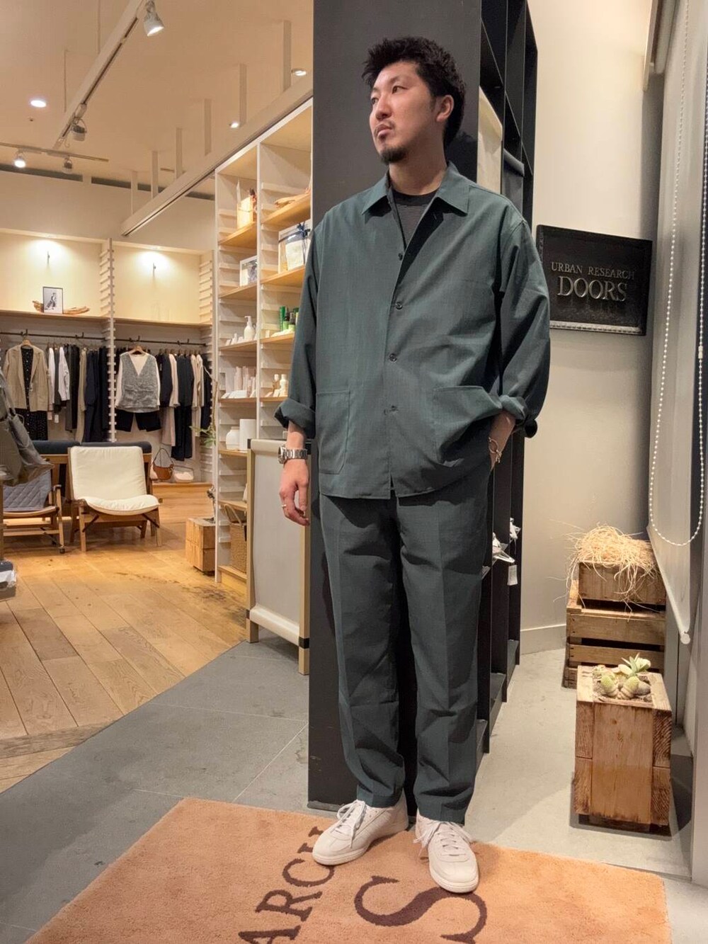 グリーン系のシャツ/ブラウス、グリーン系のその他パンツ、ブラック系のTシャツ/カットソーを着用したメンズの春コーディネートの2枚目の写真