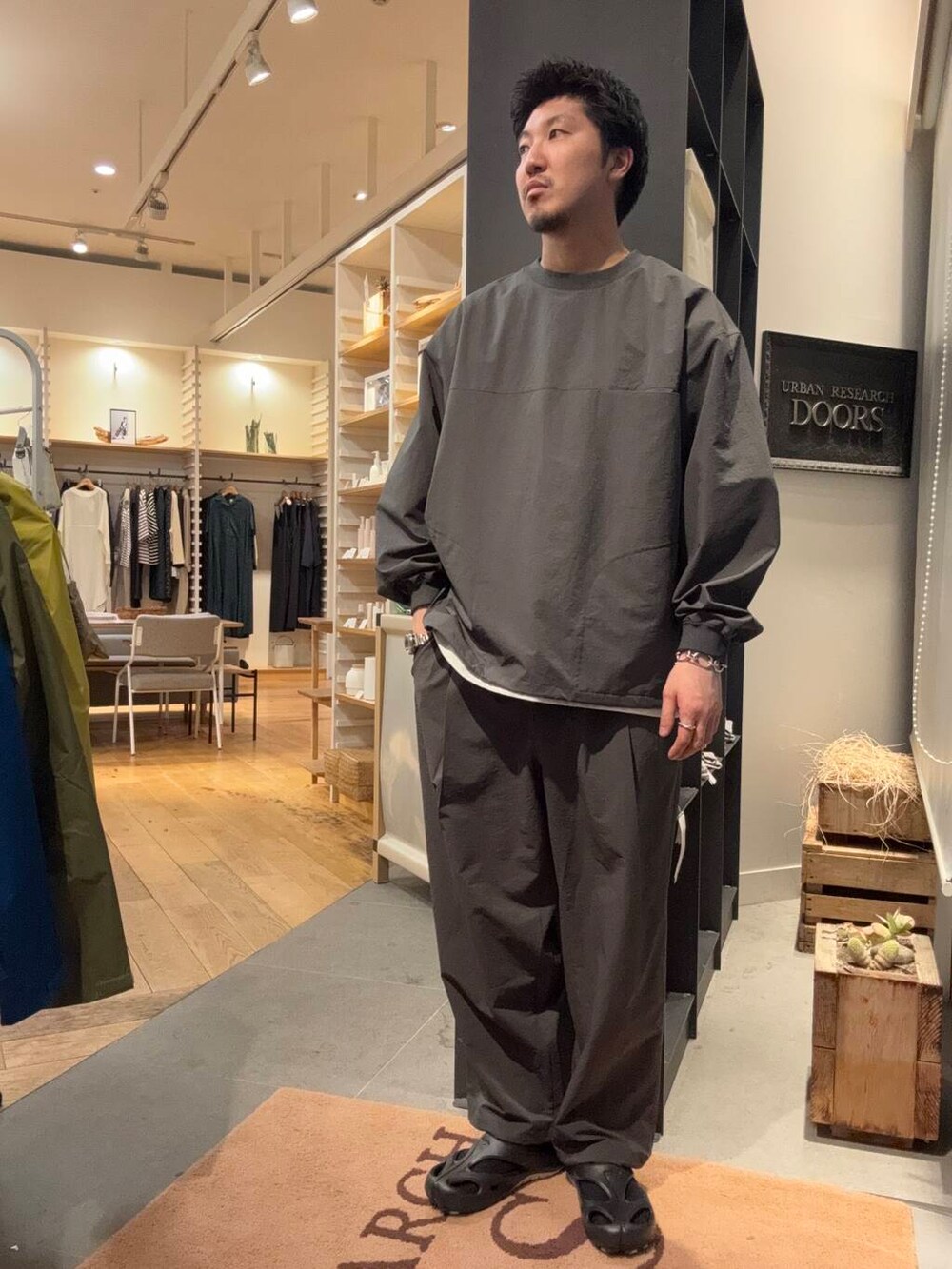 グレー系のTシャツ/カットソー、グレー系のその他パンツを着用したメンズの春コーディネートの5枚目の写真
