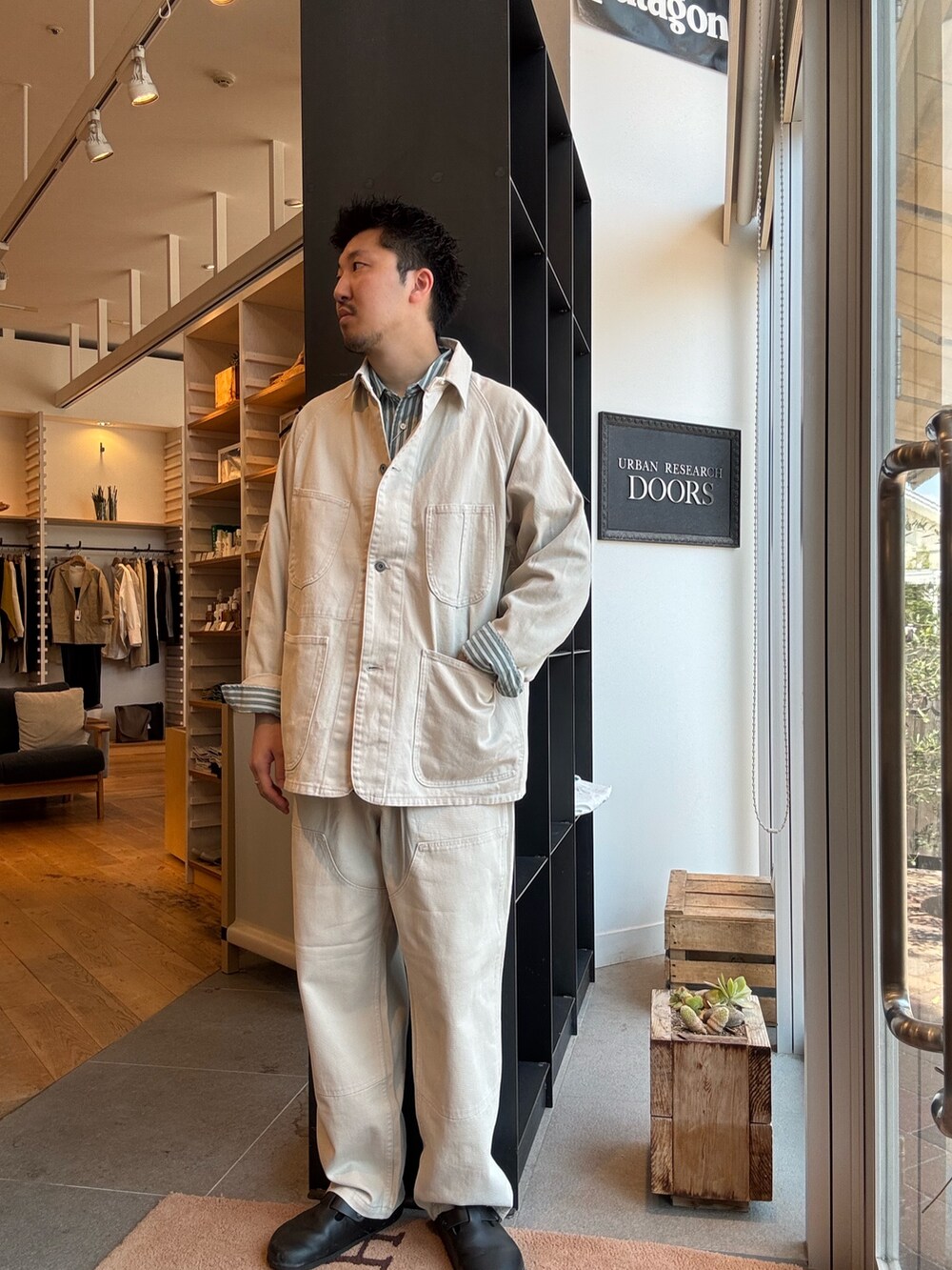 ホワイト系のカバーオール、ホワイト系のその他パンツ、グリーン系のシャツ/ブラウスを着用したメンズの秋コーディネートの2枚目の写真