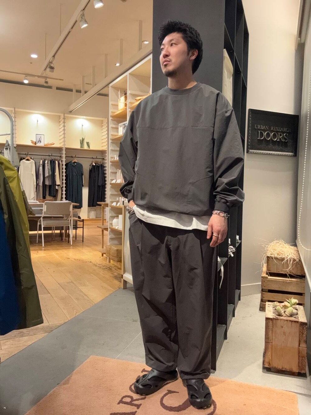 グレー系のTシャツ/カットソー、グレー系のその他パンツを着用したメンズの春コーディネートの2枚目の写真