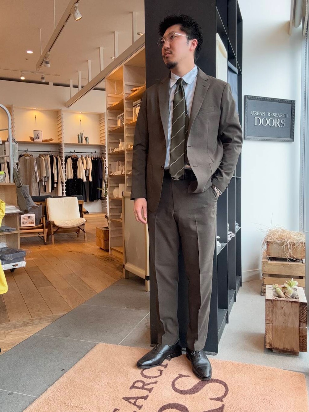 その他のシャツ/ブラウス、グリーン系のネクタイを着用したメンズの春コーディネートの3枚目の写真