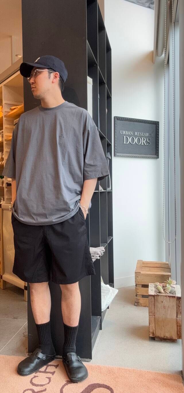 ブルー系のその他パンツ、グレー系のTシャツ/カットソーを着用したメンズの夏コーディネートの4枚目の写真