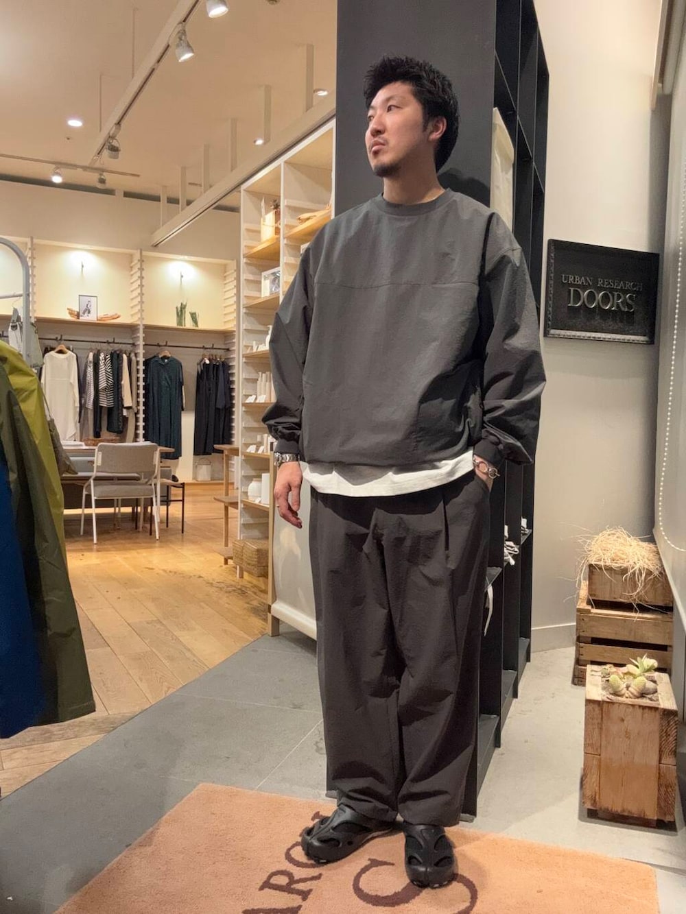グレー系のTシャツ/カットソー、グレー系のその他パンツを着用したメンズの春コーディネートの3枚目の写真