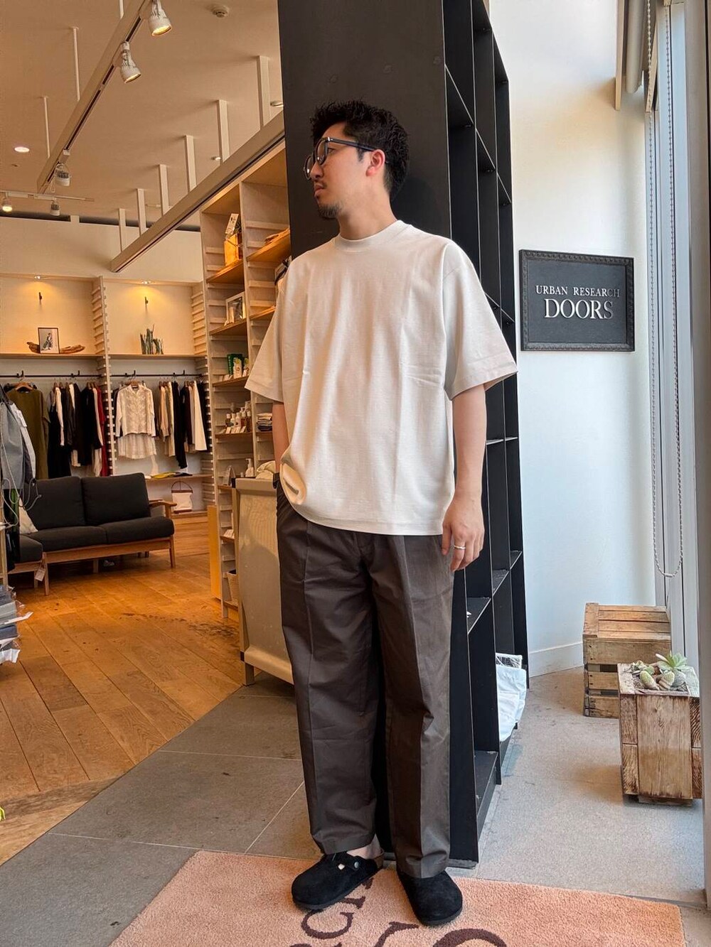 グレー系のその他パンツ、グレー系のTシャツ/カットソーを着用したメンズの夏コーディネートの3枚目の写真