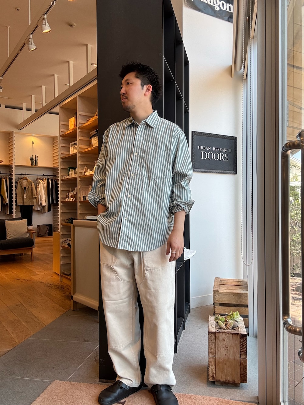 ホワイト系のカバーオール、ホワイト系のその他パンツ、グリーン系のシャツ/ブラウスを着用したメンズの秋コーディネートの4枚目の写真