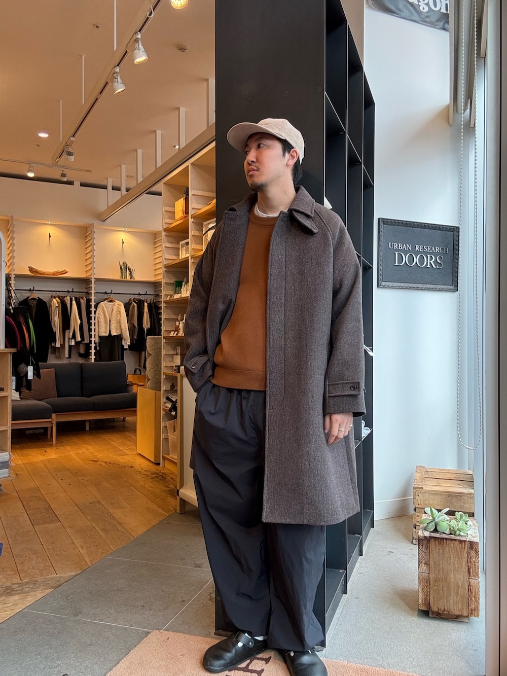 その他のステンカラーコート、ブラウン系のニット/セーターを着用したメンズの秋コーディネートの3枚目の写真