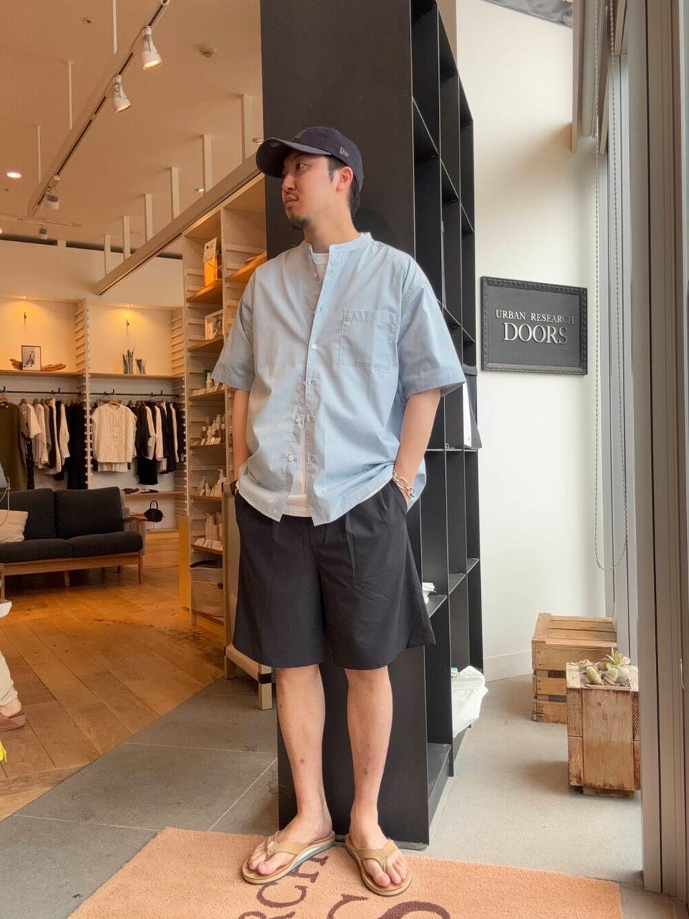 ブラック系のその他パンツ、ブルー系のシャツ/ブラウスを着用したメンズの夏コーディネートの6枚目の写真