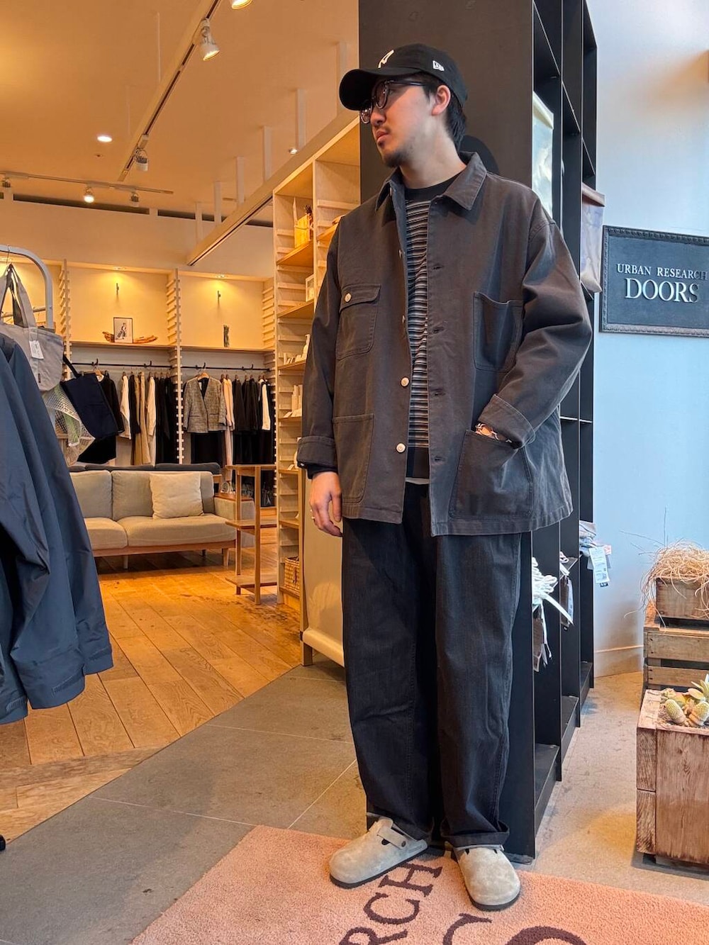 ブラック系のデニムパンツ、ブラック系のカバーオールを着用したメンズの冬コーディネートの2枚目の写真