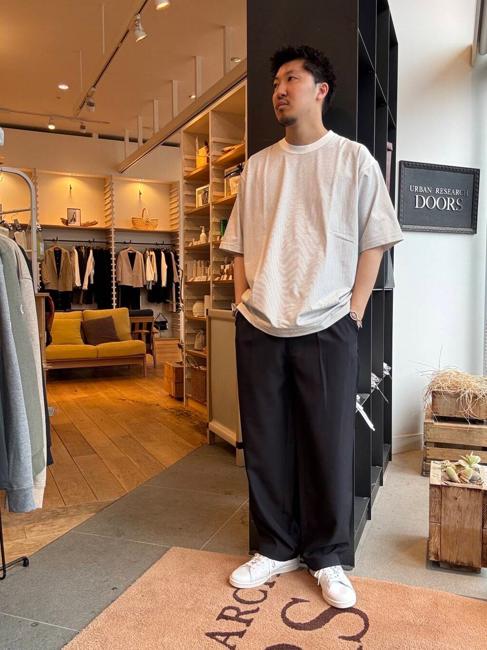 ブルー系のその他パンツ、ホワイト系のTシャツ/カットソーを着用したメンズの春コーディネートの4枚目の写真