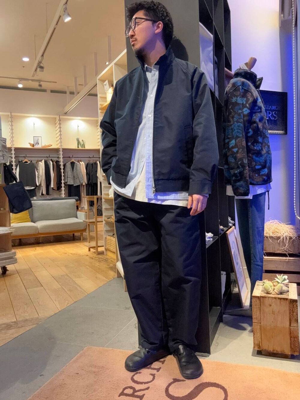 ブルー系のその他パンツ、ブルー系のブルゾン、ブルー系のシャツ/ブラウスを着用したメンズの冬コーディネートの2枚目の写真