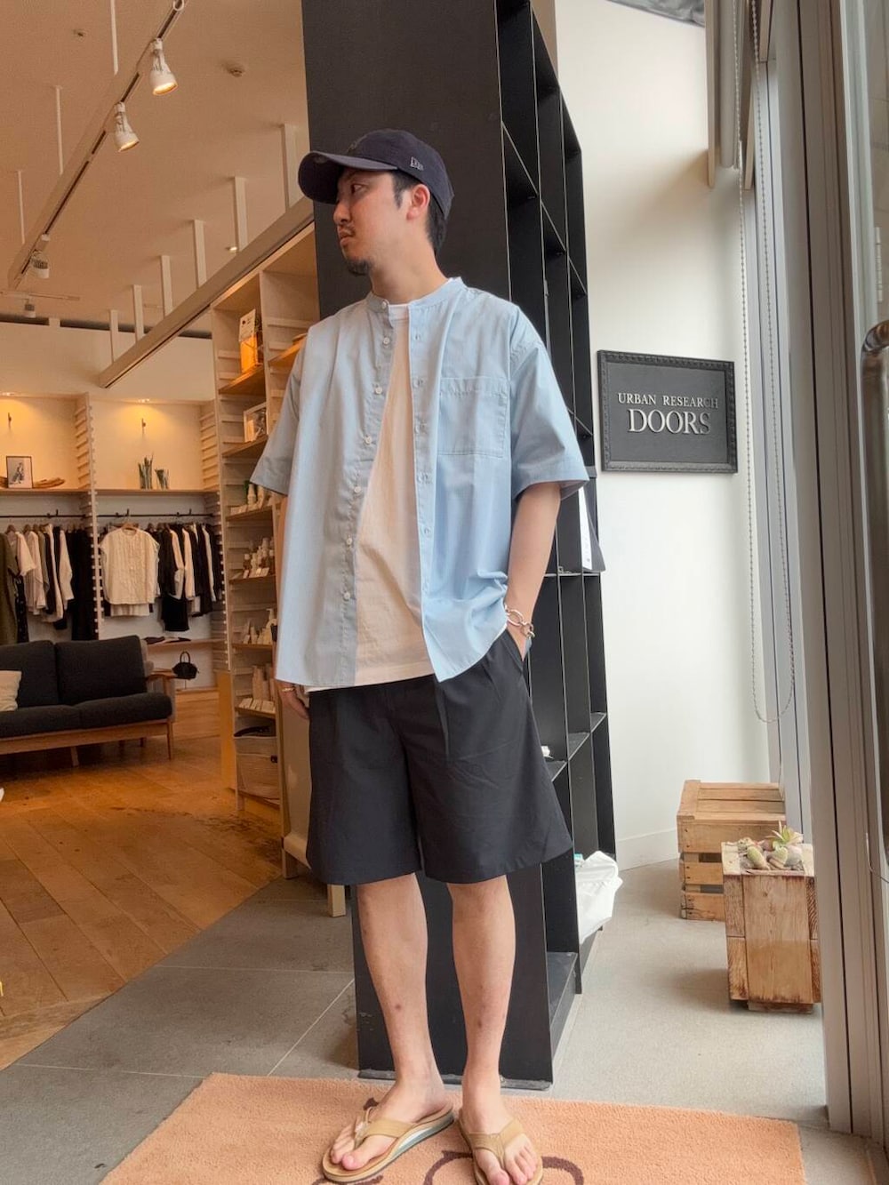 ブラック系のその他パンツ、ブルー系のシャツ/ブラウスを着用したメンズの夏コーディネートの3枚目の写真