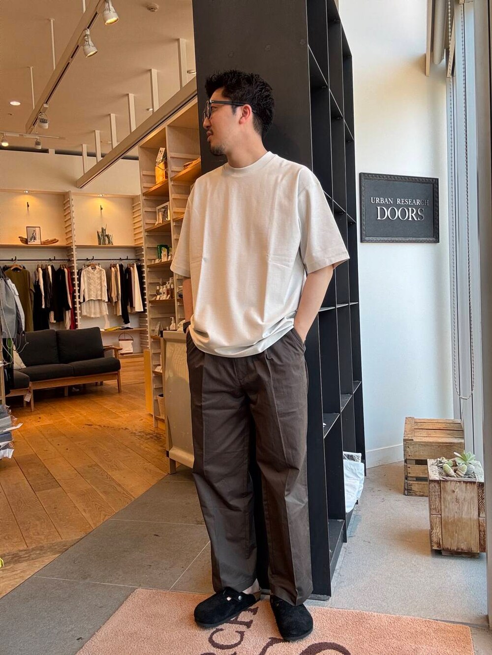 グレー系のその他パンツ、グレー系のTシャツ/カットソーを着用したメンズの夏コーディネートの4枚目の写真