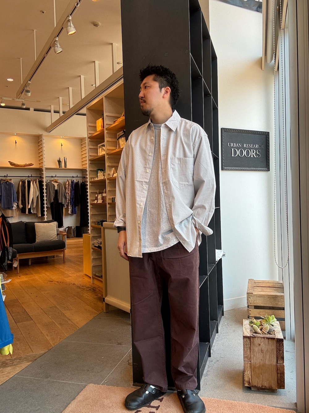その他のシャツ/ブラウス、ブラウン系のその他パンツを着用したメンズの秋コーディネートの4枚目の写真