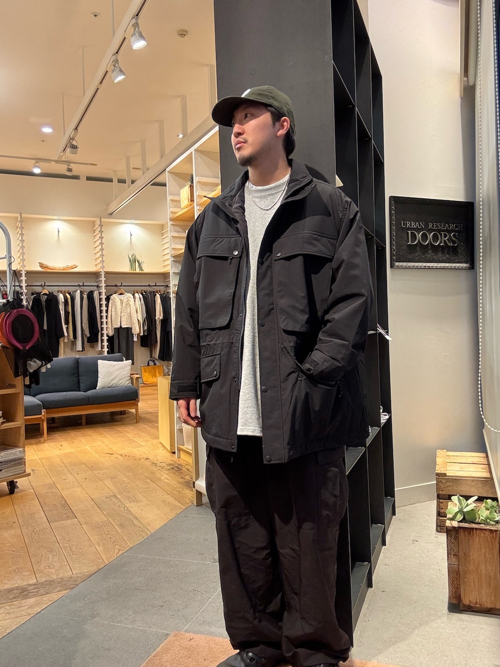 ブラック系のその他アウターを着用したメンズの秋コーディネートの2枚目の写真