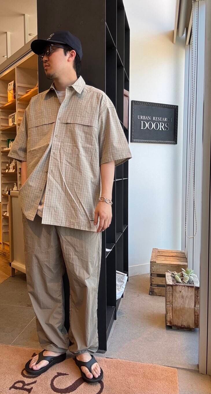 ブラック系のサンダル、ベージュ系のシャツ/ブラウス、ベージュ系のその他パンツを着用したメンズの夏コーディネートの3枚目の写真