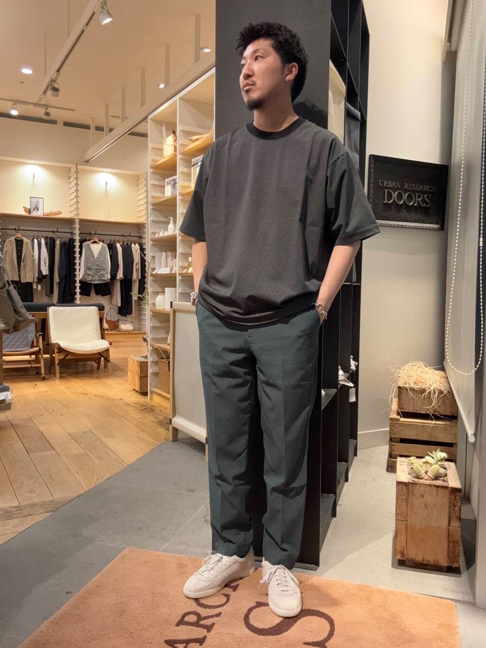 グリーン系のシャツ/ブラウス、グリーン系のその他パンツ、ブラック系のTシャツ/カットソーを着用したメンズの春コーディネートの3枚目の写真