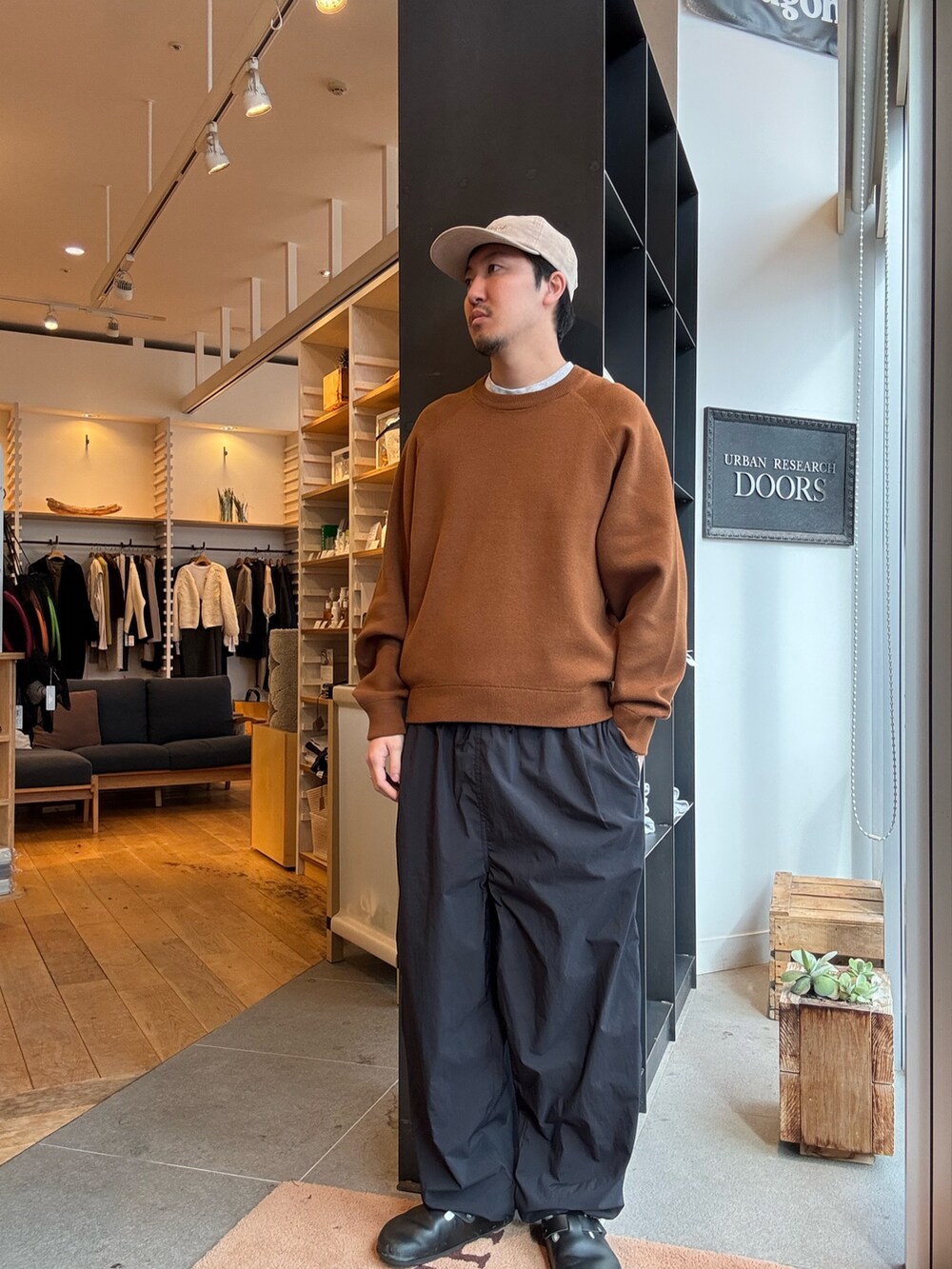 その他のステンカラーコート、ブラウン系のニット/セーターを着用したメンズの秋コーディネートの4枚目の写真