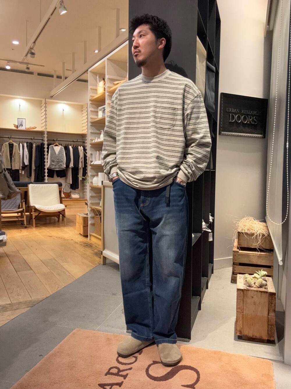 ブルー系のデニムパンツを着用したメンズの春コーディネートの4枚目の写真