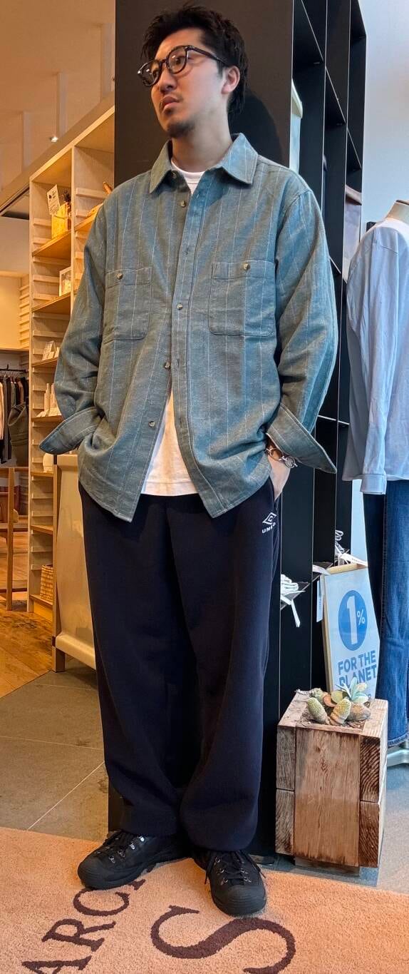 ブルー系のその他アウター、ブルー系のその他パンツ、グリーン系のシャツ/ブラウスを着用したメンズの冬コーディネートの4枚目の写真