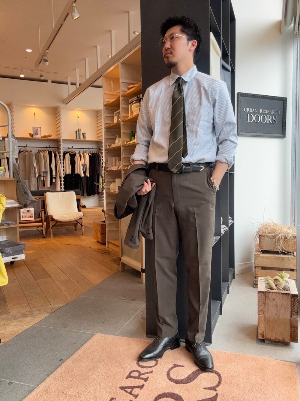 その他のシャツ/ブラウス、グリーン系のネクタイを着用したメンズの春コーディネートの4枚目の写真