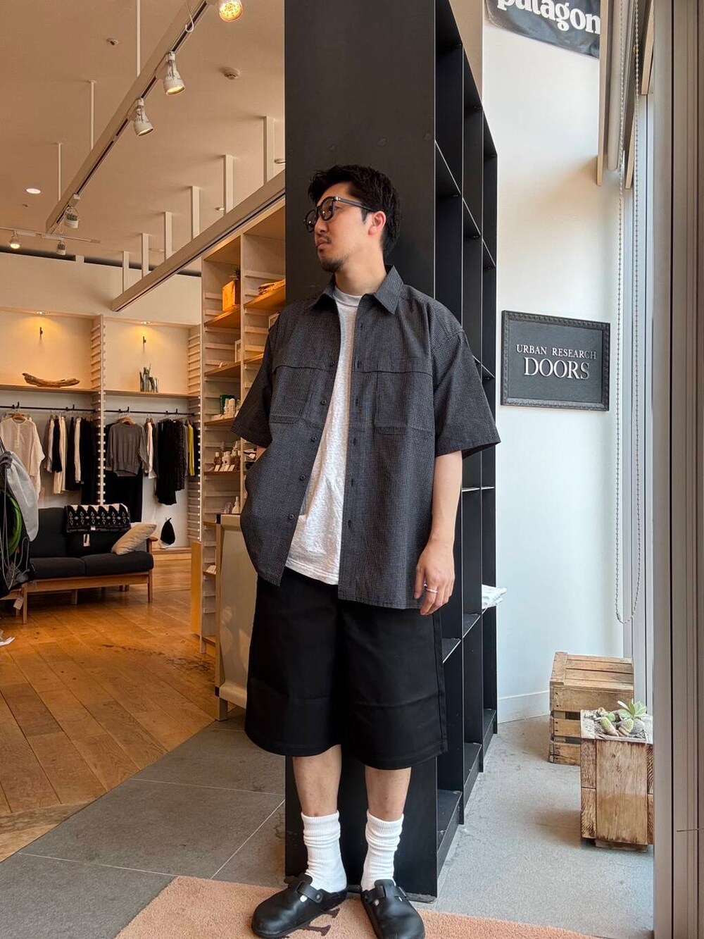 ブラック系のシャツ/ブラウス、ブラック系のその他パンツを着用したメンズの夏コーディネートの2枚目の写真