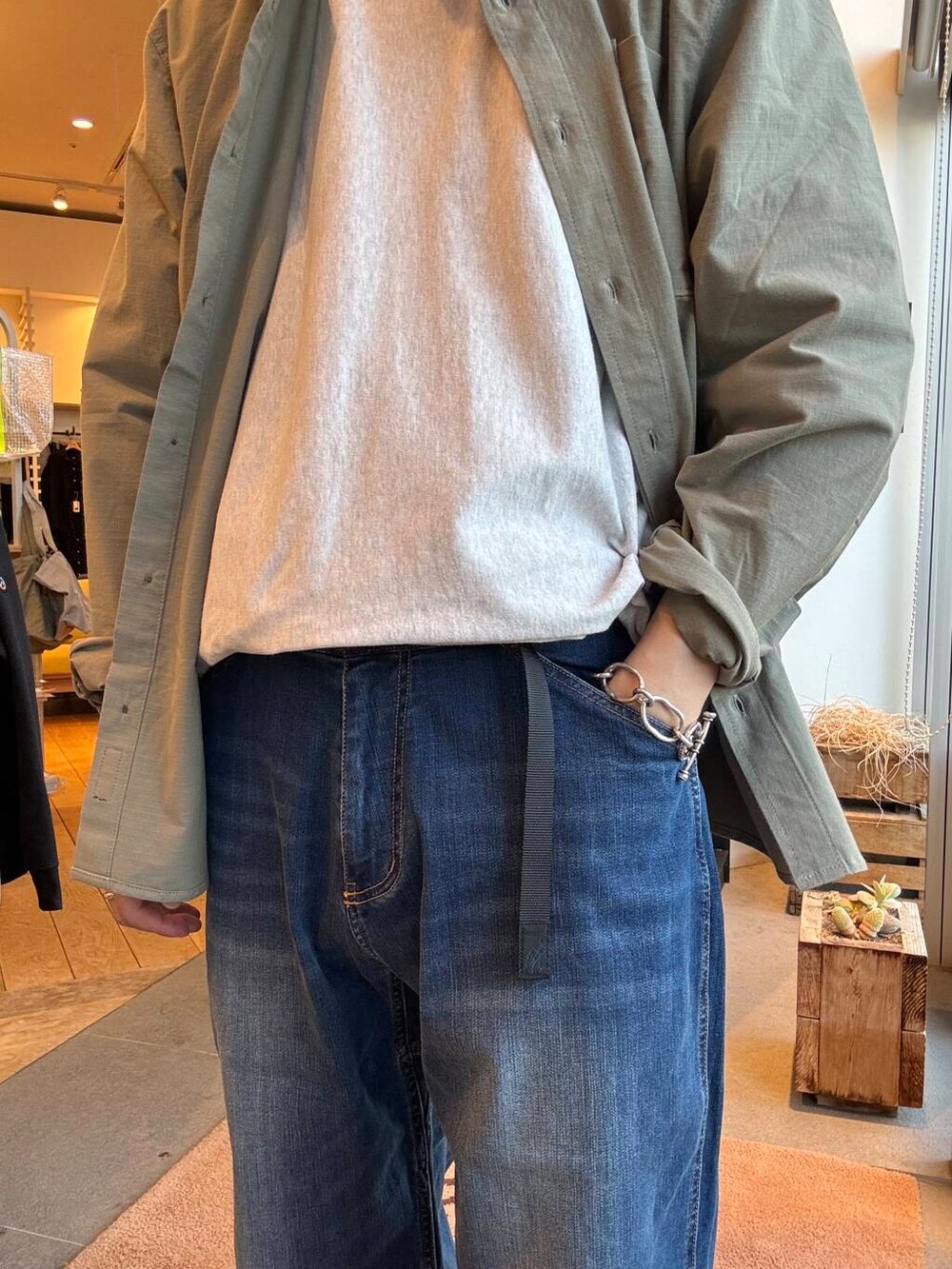 「シャツ、デニム、ワイドパンツ、グラミチ、パタゴニア、アーバンリサーチドアーズ、ニューバランス、別注グラミチ、スノーピーク」｜「Gramicciの『別注』GRAMICCI　Mountain Wide Pants（デニムパンツ、ブルー系）」を使った、ryohnoさん（メンズ・178cm）の春コーディネートの5枚目の写真