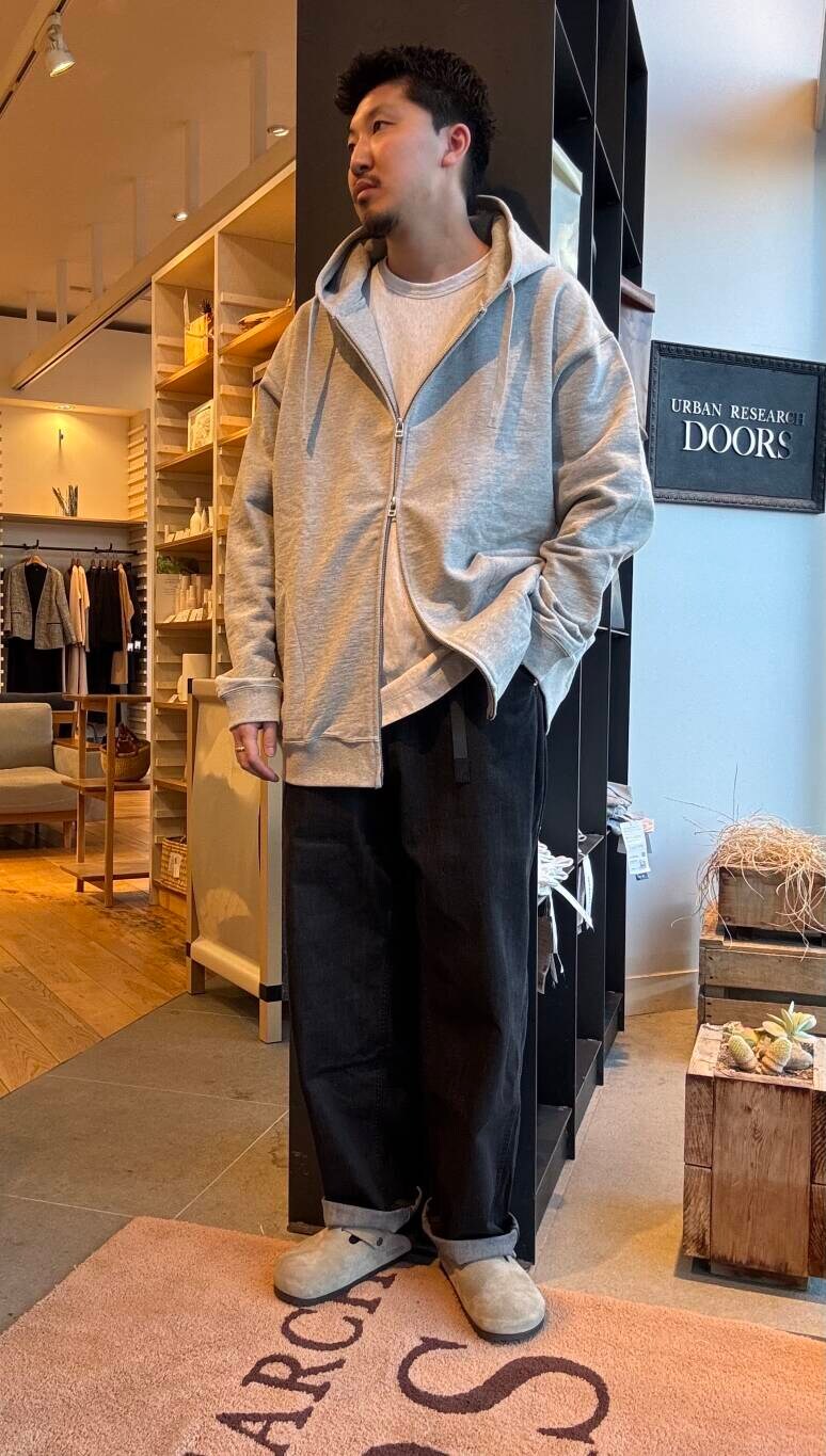 ブラック系のデニムパンツ、グレー系のブルゾンを着用したメンズの冬コーディネートの3枚目の写真