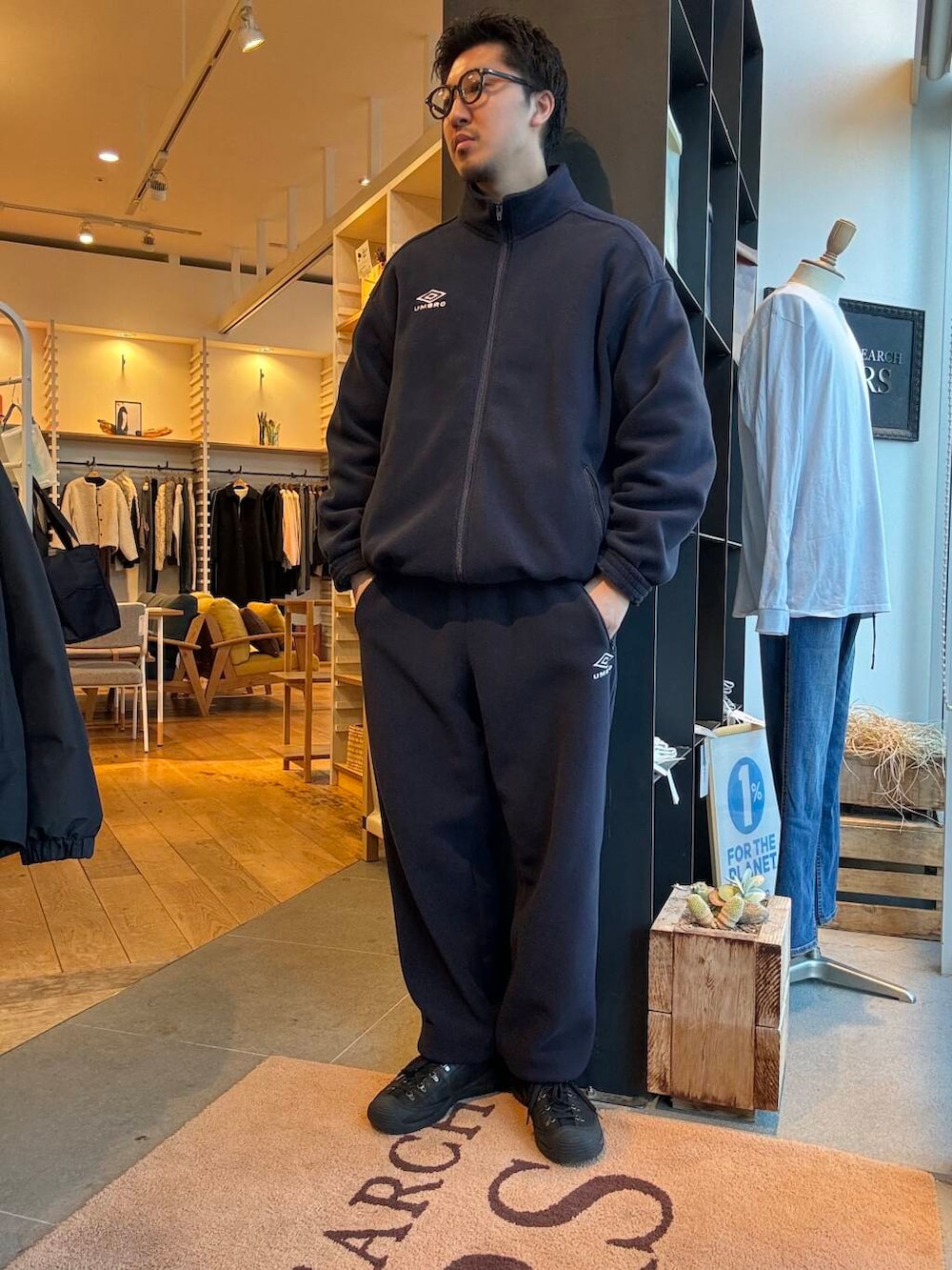 ブルー系のその他アウター、ブルー系のその他パンツ、グリーン系のシャツ/ブラウスを着用したメンズの冬コーディネートの3枚目の写真