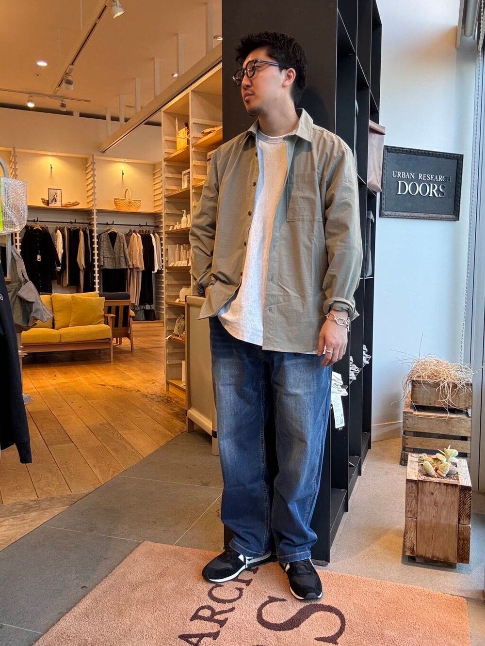 「シャツ、デニム、ワイドパンツ、グラミチ、パタゴニア、アーバンリサーチドアーズ、ニューバランス、別注グラミチ、スノーピーク」｜「Gramicciの『別注』GRAMICCI　Mountain Wide Pants（デニムパンツ、ブルー系）」を使った、ryohnoさん（メンズ・178cm）の春コーディネートの4枚目の写真